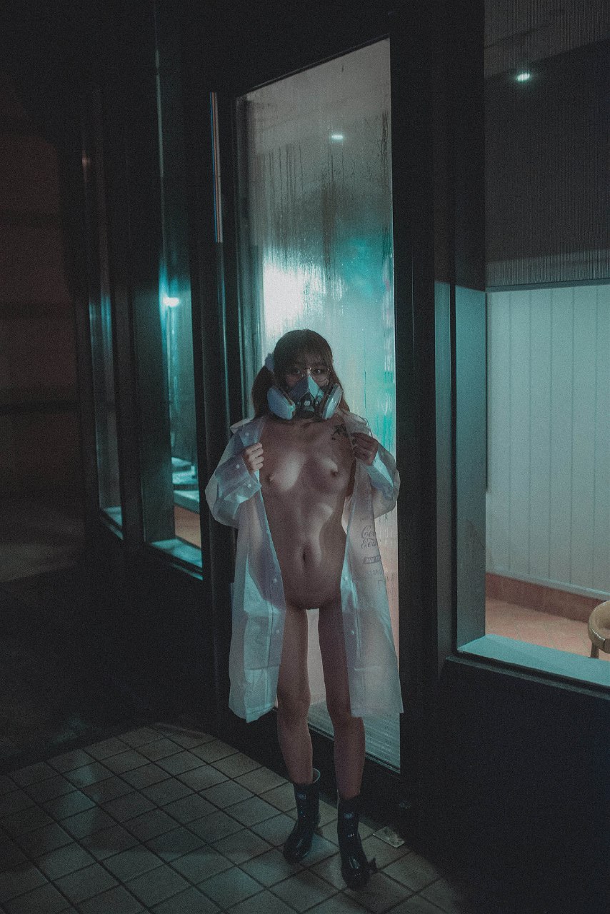 柚木雨中的赤裸精靈