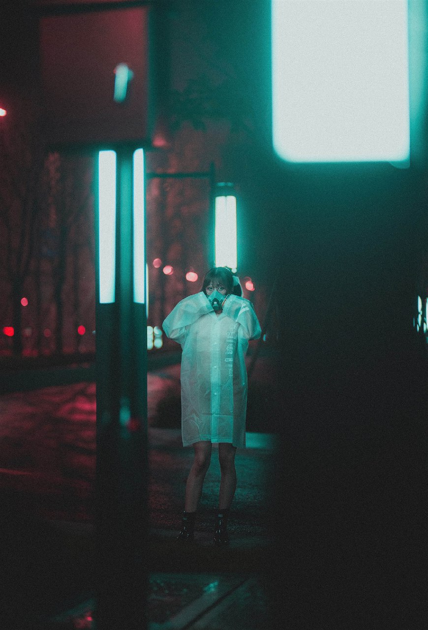 柚木雨中的赤裸精靈