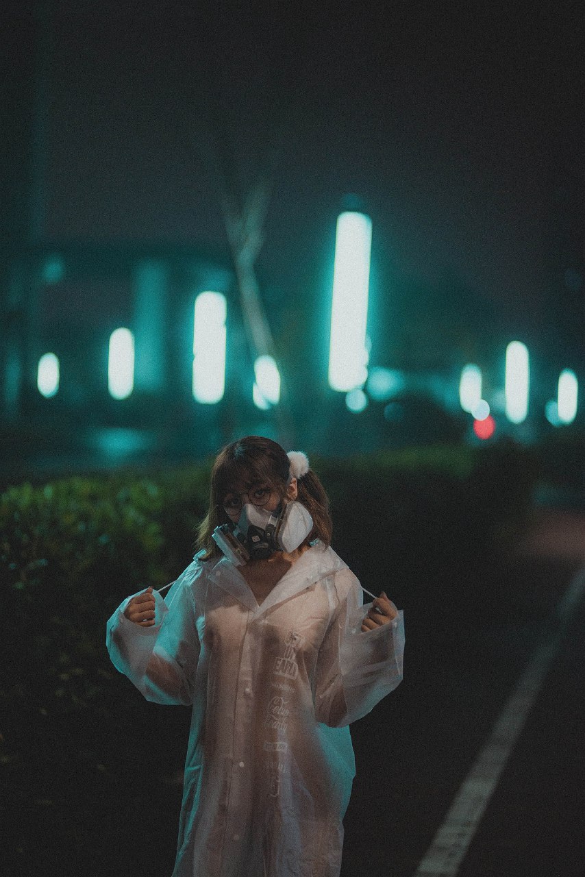 柚木雨中的赤裸精靈