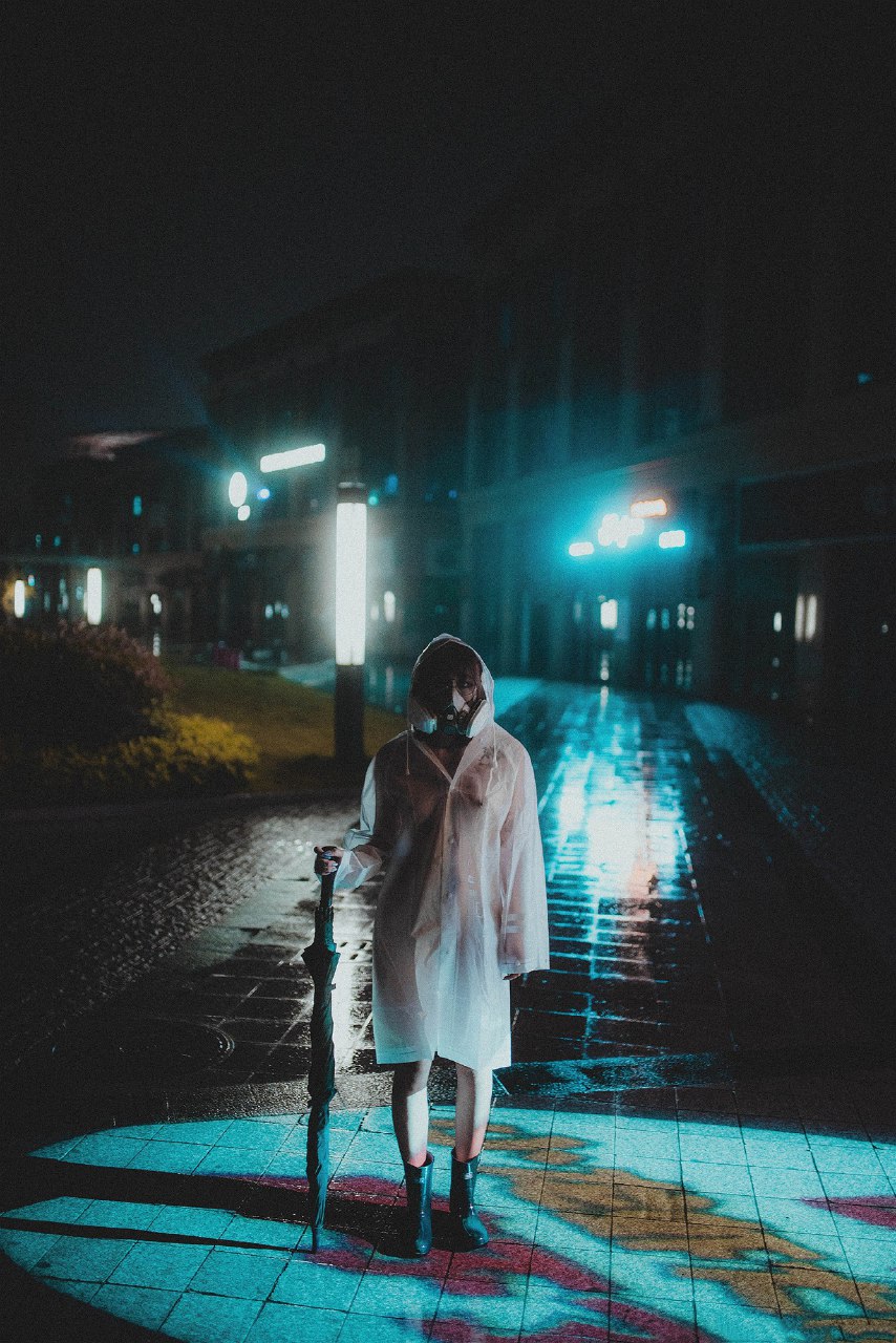柚木雨中的赤裸精靈