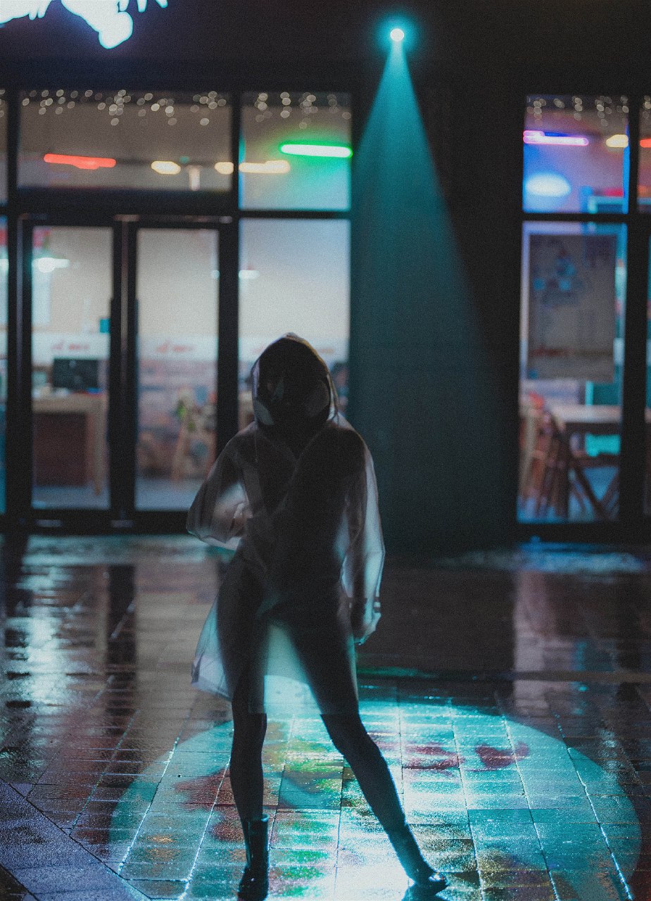 柚木雨中的赤裸精靈