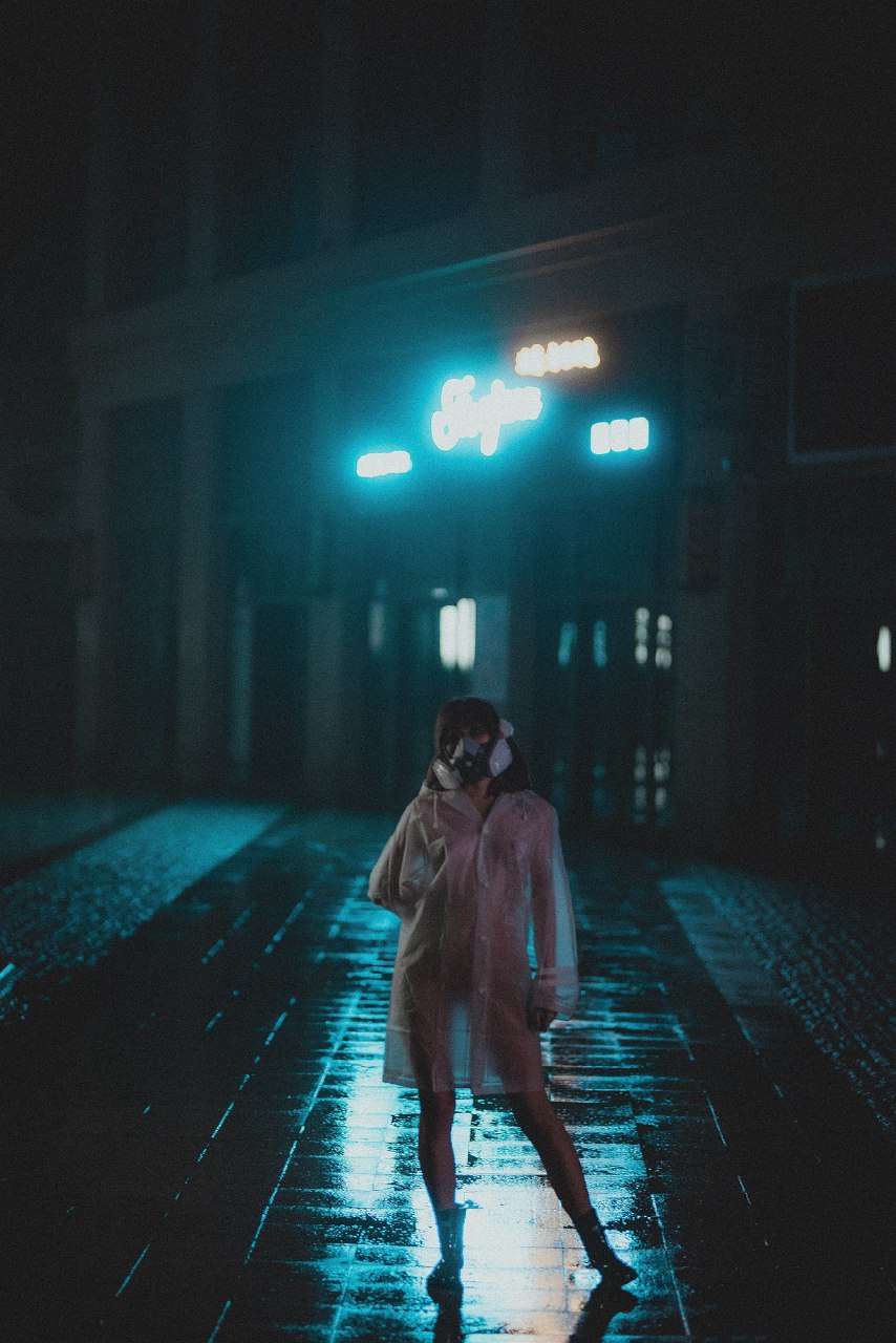 柚木雨中的赤裸精靈