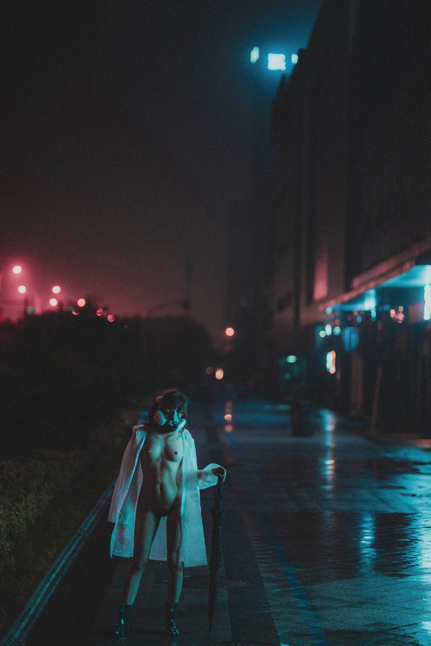 柚木雨中的赤裸精靈