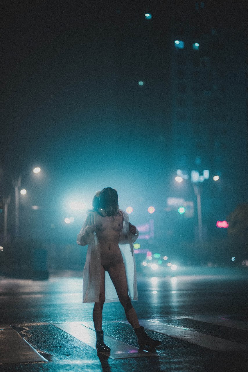 柚木雨中的赤裸精靈