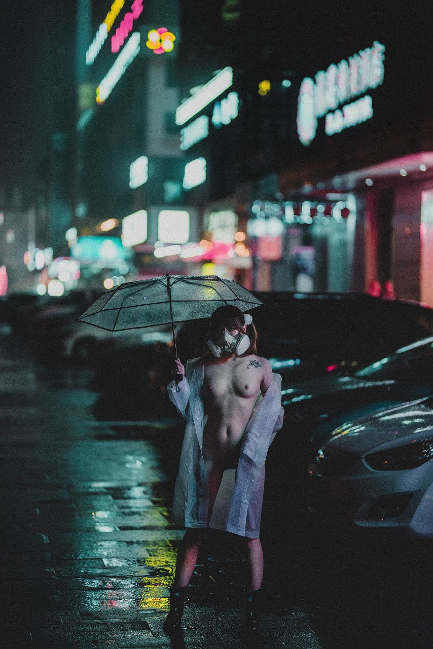 柚木雨中的赤裸精靈