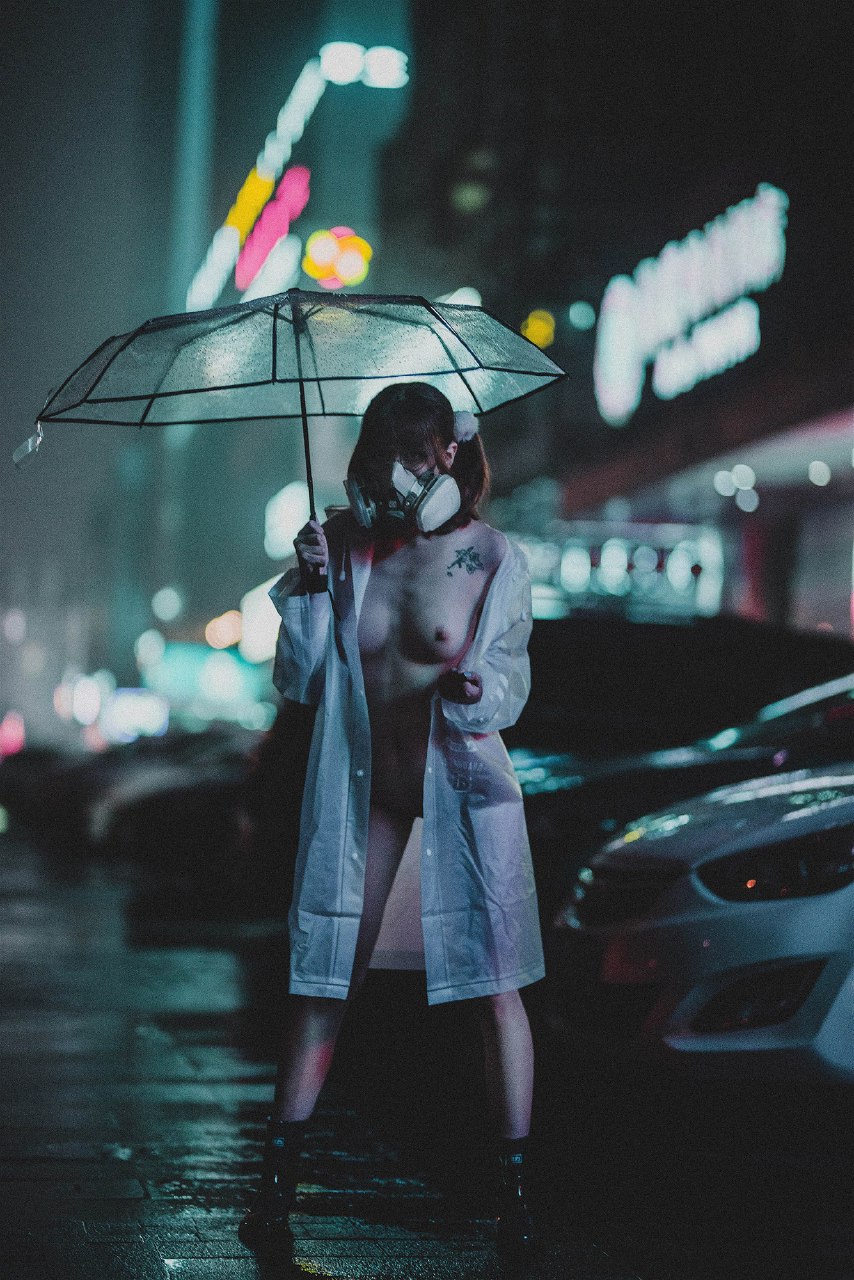 柚木雨中的赤裸精靈