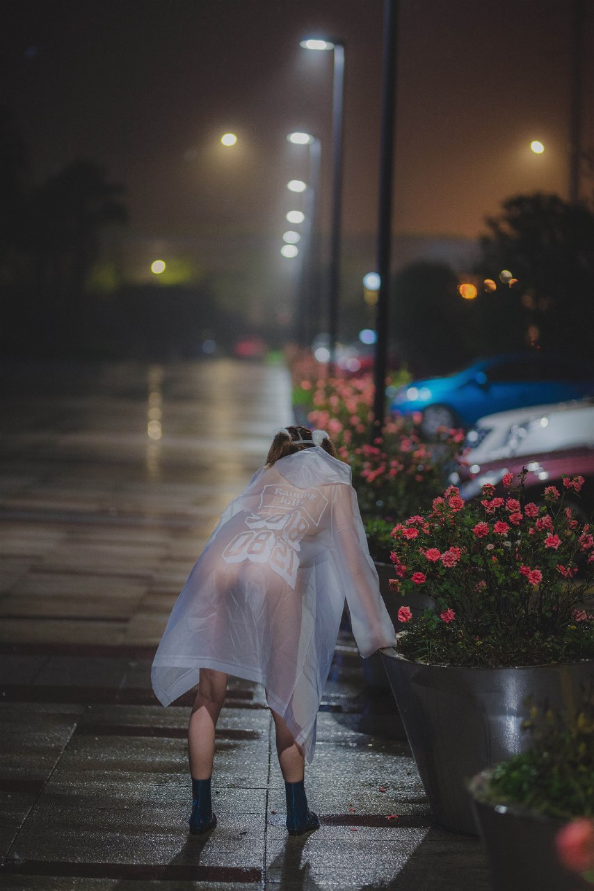 柚木雨中的赤裸精靈