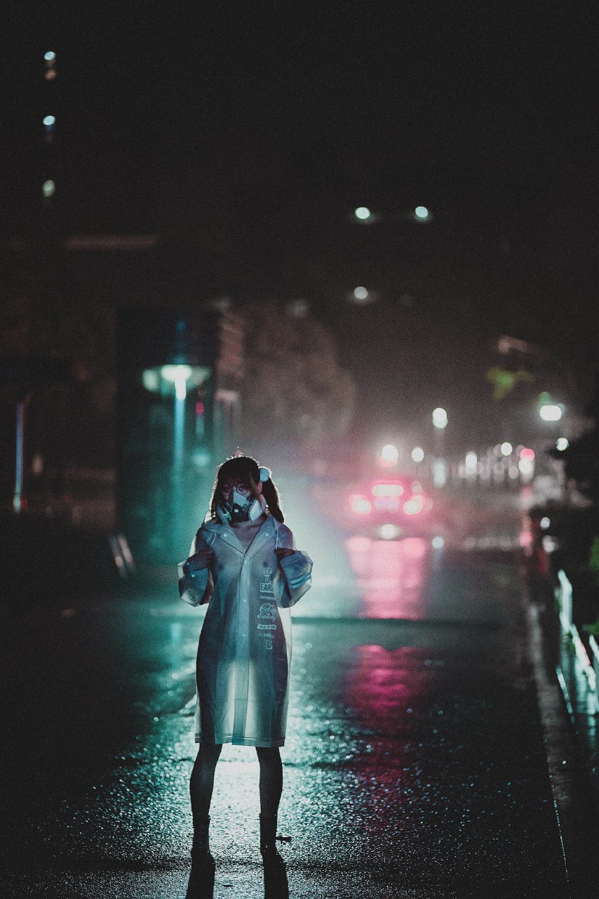 柚木雨中的赤裸精靈