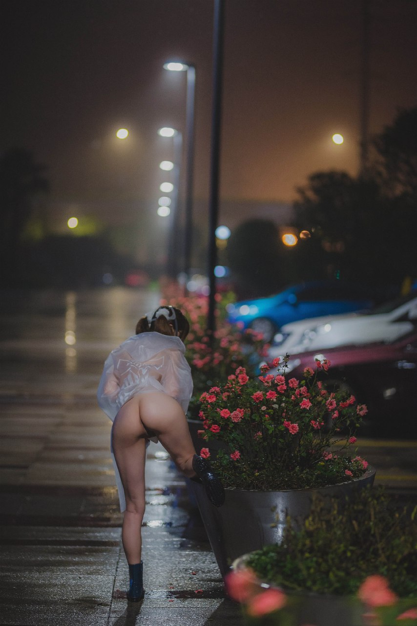 柚木雨中的赤裸精靈