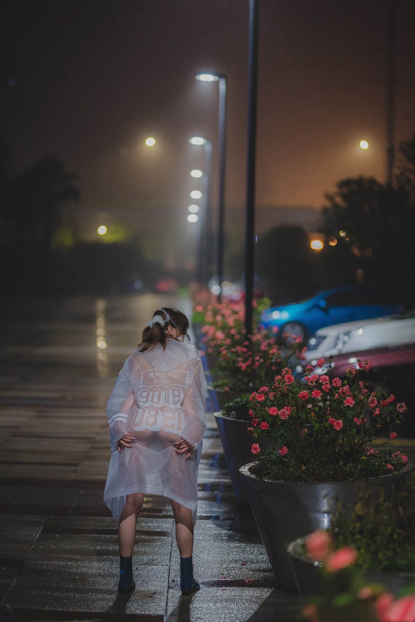 柚木雨中的赤裸精靈