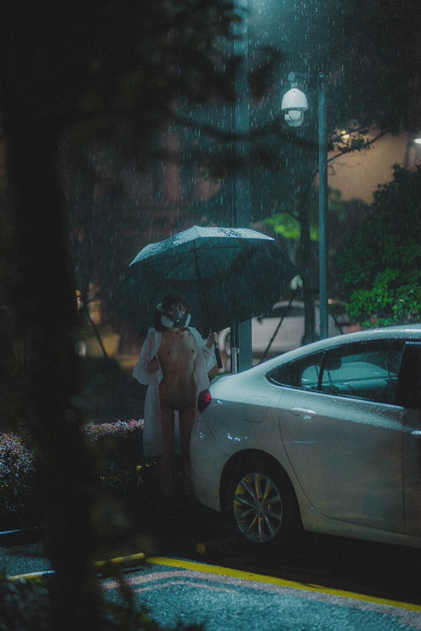 柚木雨中的赤裸精靈