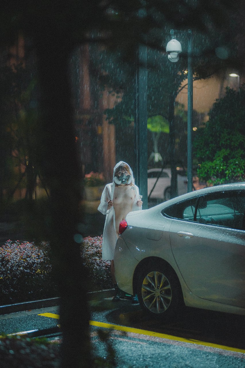 柚木雨中的赤裸精靈