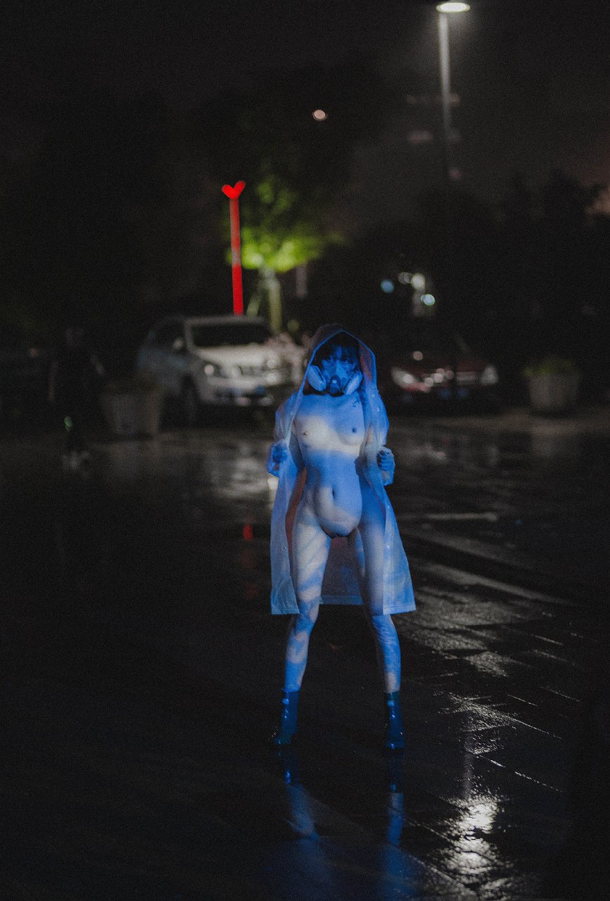 柚木雨中的赤裸精靈