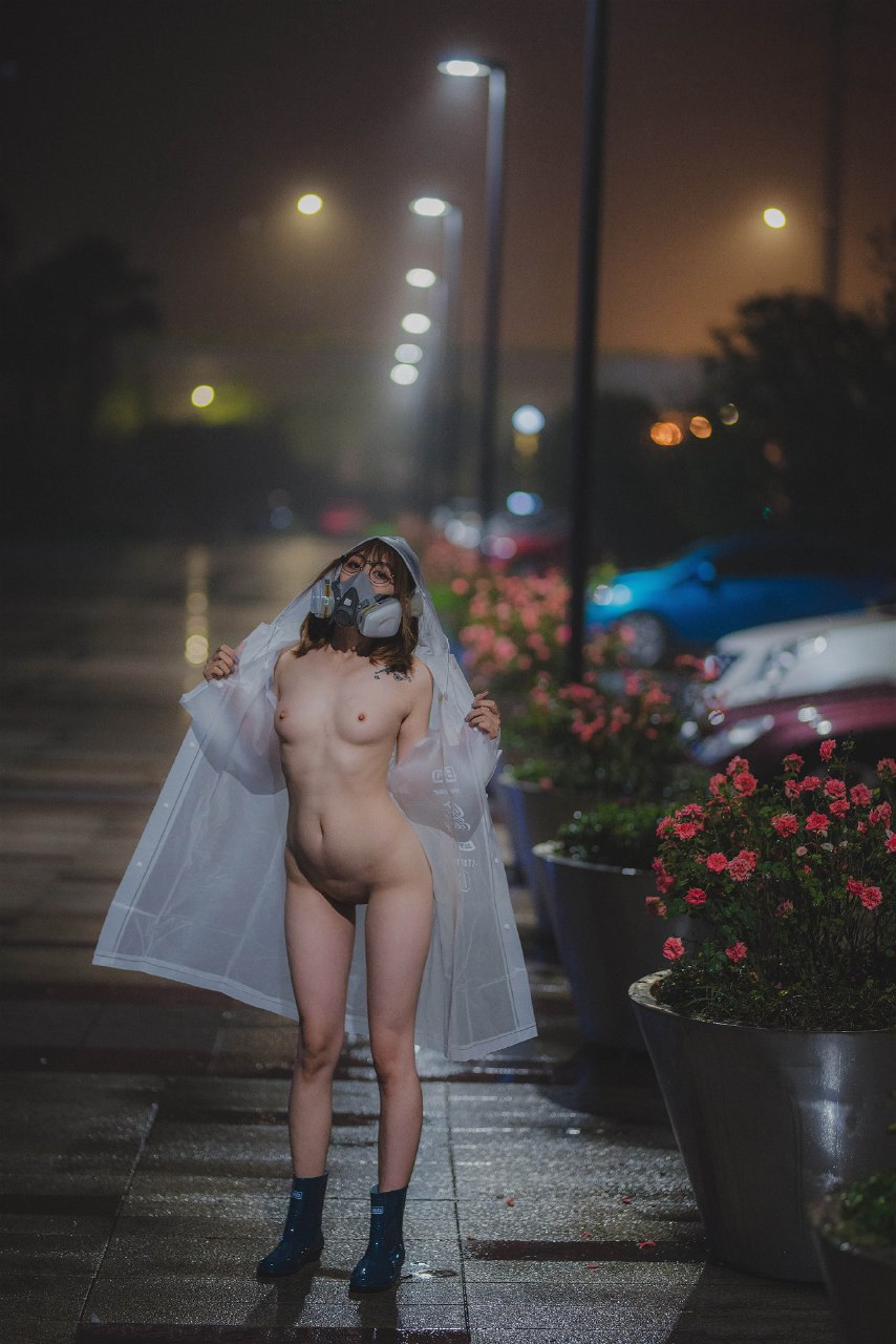 柚木雨中的赤裸精靈