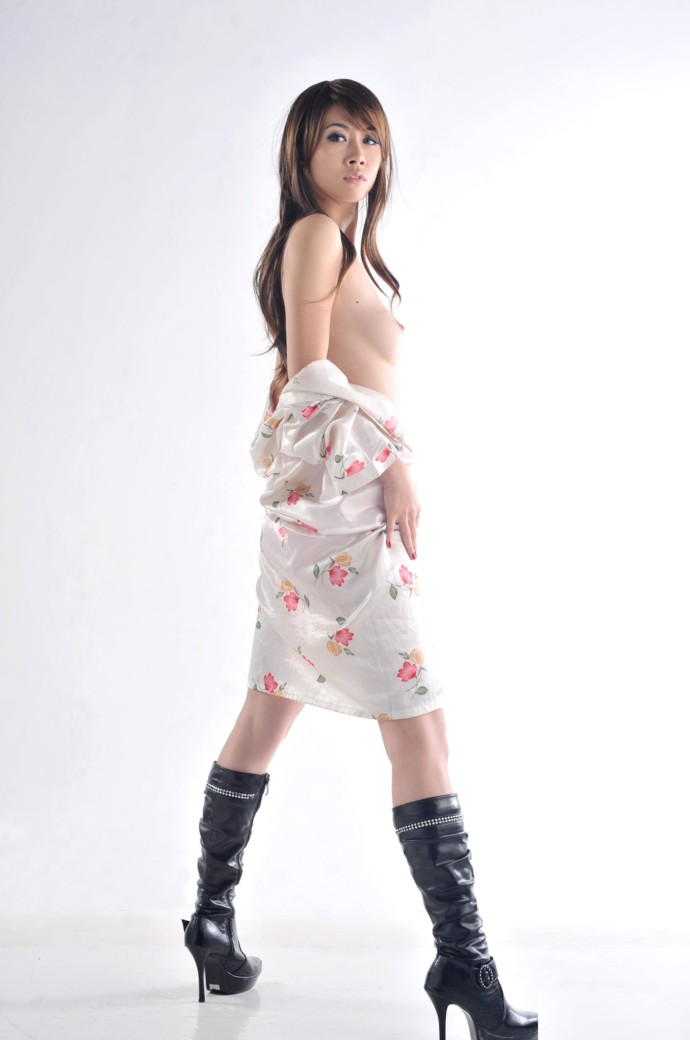 美女，絕對是視覺上的沖擊,那又白又滑的皮膚讓人看著就舒服