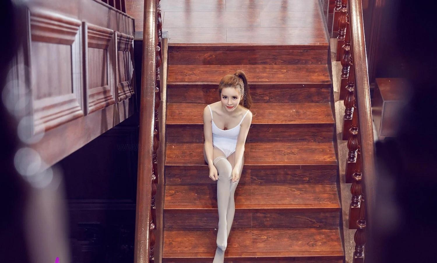 LEGBABY美腿寶貝，樓梯上的絲襪美女