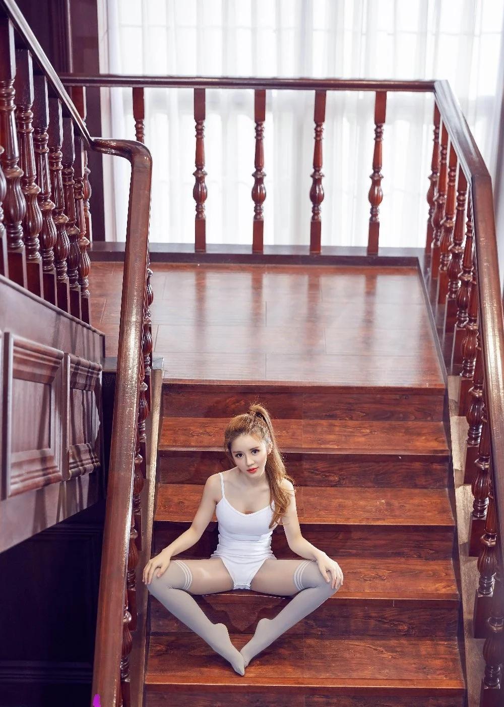 LEGBABY美腿寶貝，樓梯上的絲襪美女
