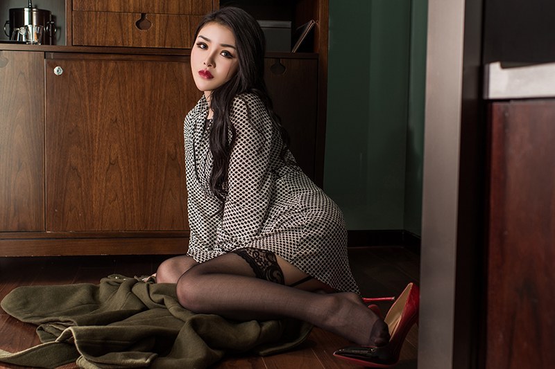 黑絲美腿御姐