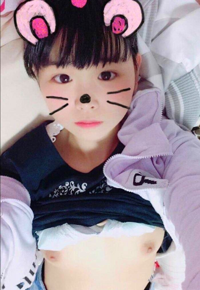 愛自拍的國產(chǎn)妹子，各式乳房才是最原味的