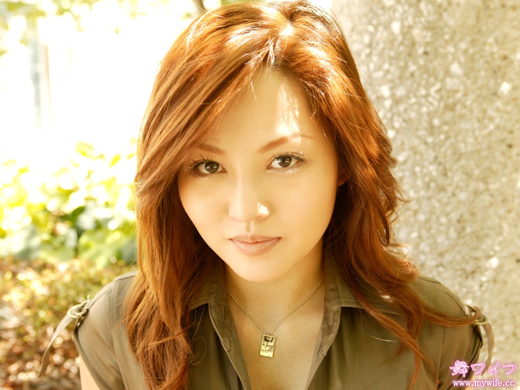 身材很棒，也高挑，絕對(duì)的一個(gè)冷艷美女，還是很嫩的