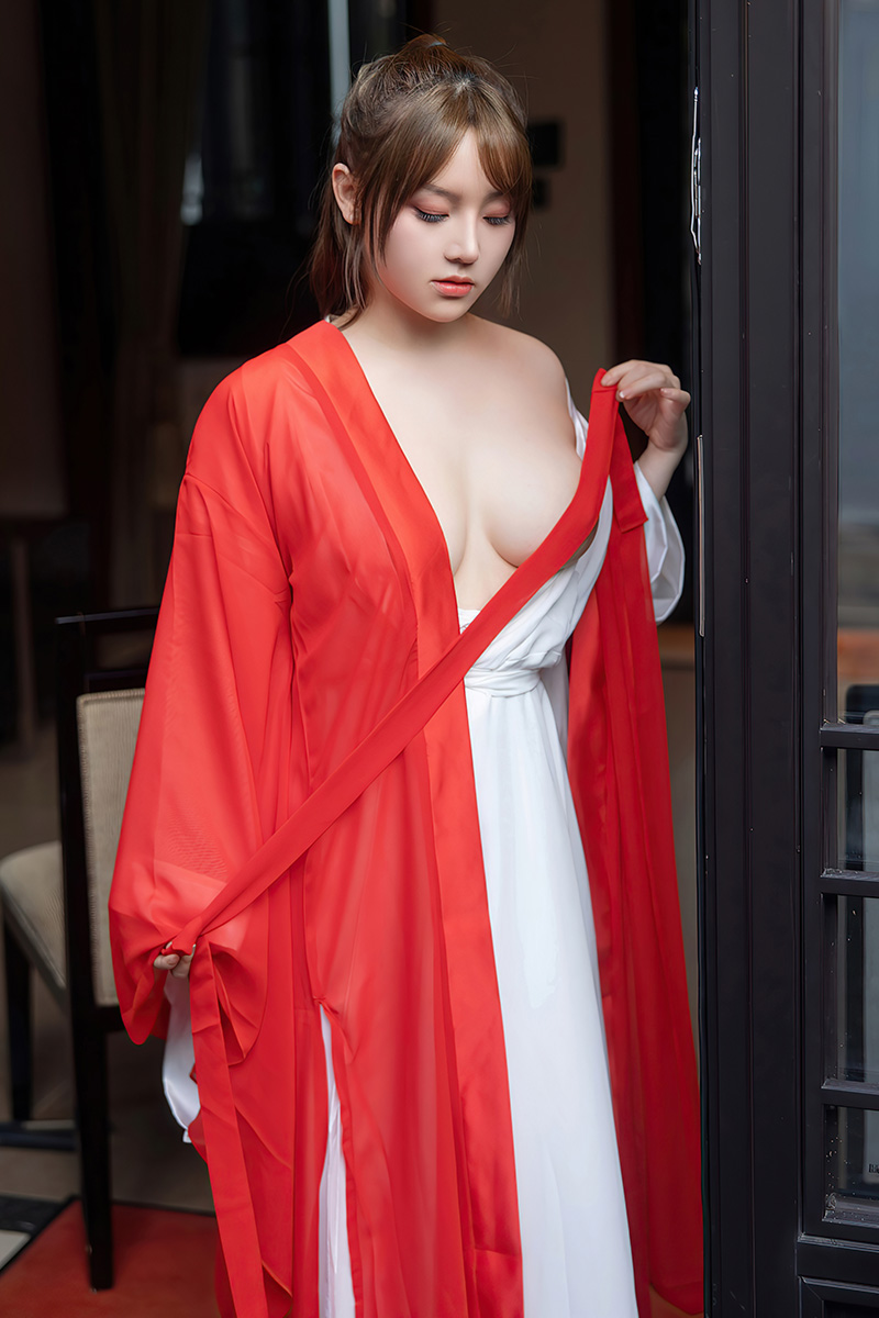 可愛(ài)妹子豆瓣醬在人群中絕對(duì)是焦點(diǎn)
