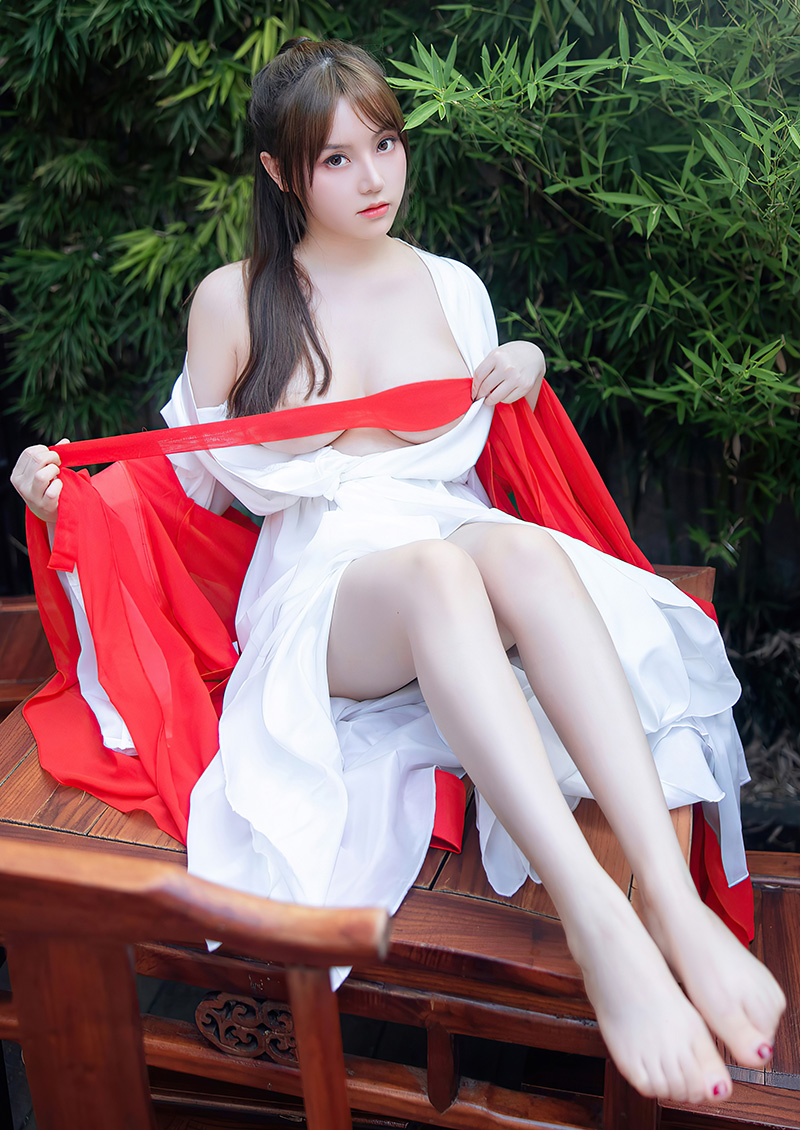 可愛(ài)妹子豆瓣醬在人群中絕對(duì)是焦點(diǎn)
