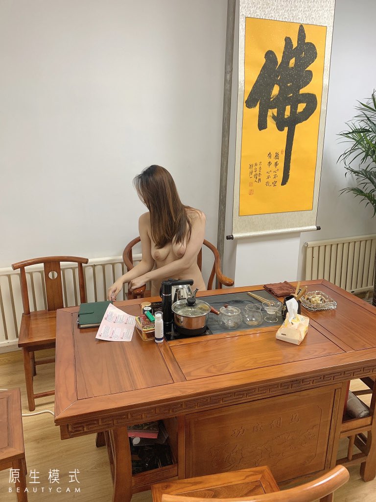 南國(guó)有佳人，容華若桃李