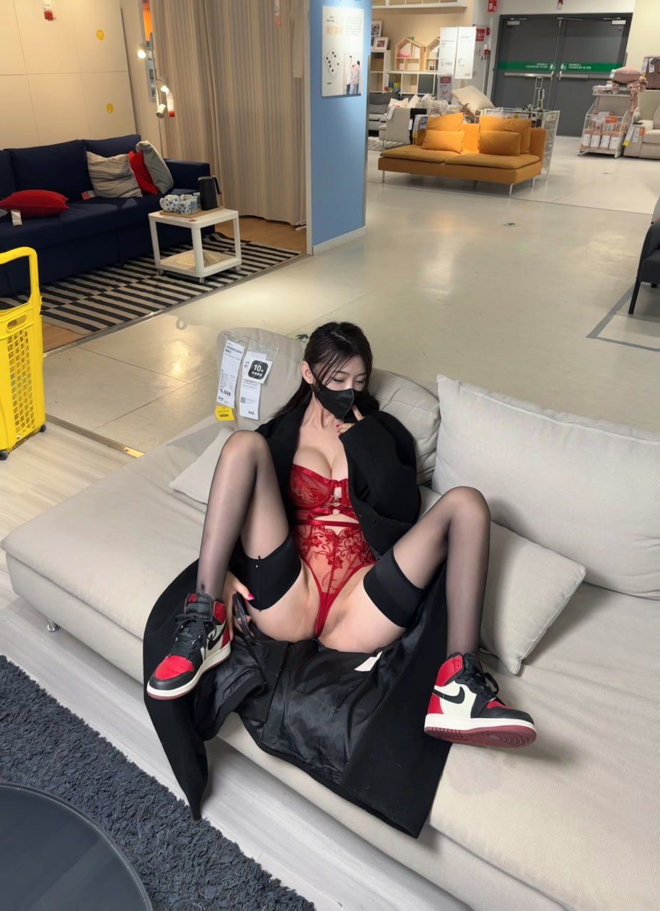 來啊，快活吧！美腿，美胸，美穴看個夠吧！