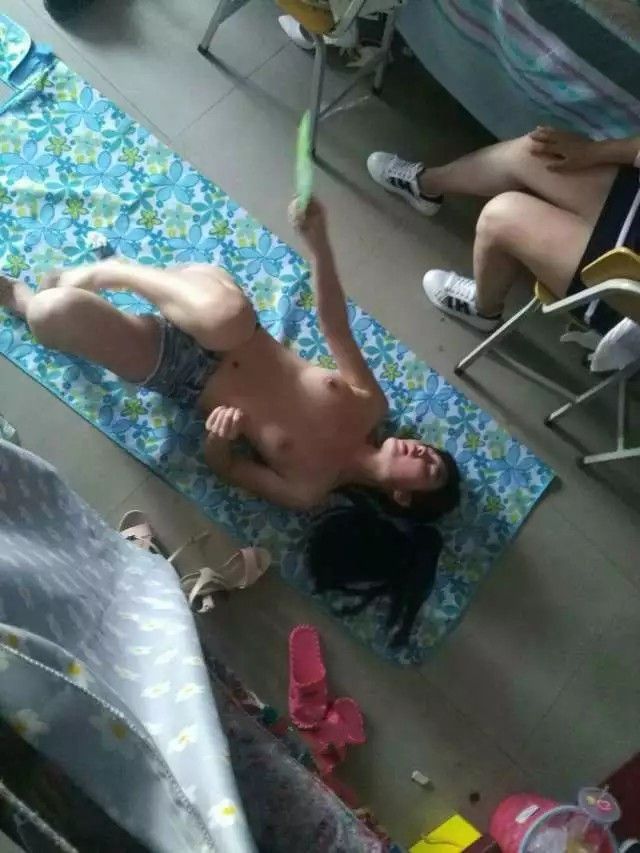 98年如假包換學(xué)生妹，露臉自拍