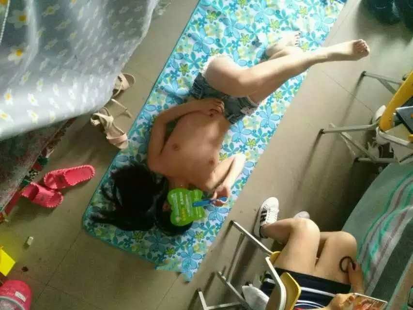 98年如假包換學(xué)生妹，露臉自拍