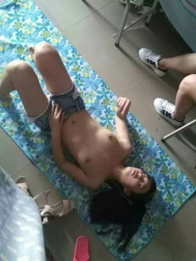 98年如假包換學(xué)生妹，露臉自拍
