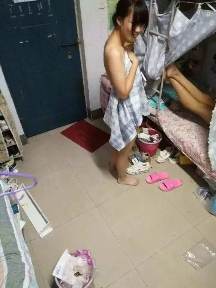 98年如假包換學(xué)生妹，露臉自拍