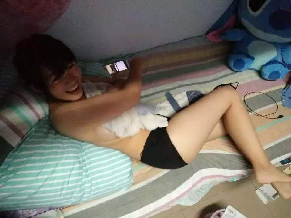 98年如假包換學(xué)生妹，露臉自拍