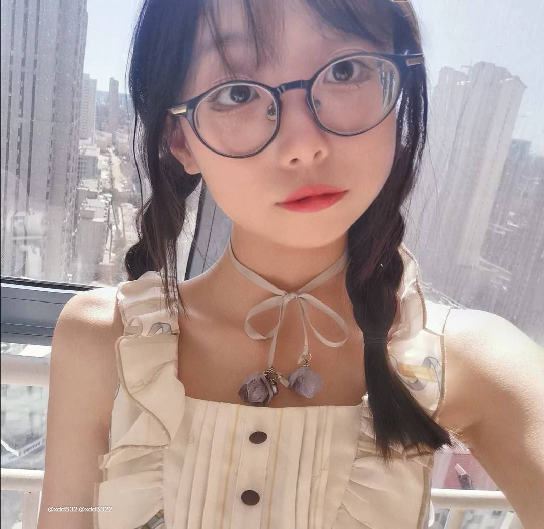 不怕反差婊有文化，就怕反差婊戴眼鏡[118P]