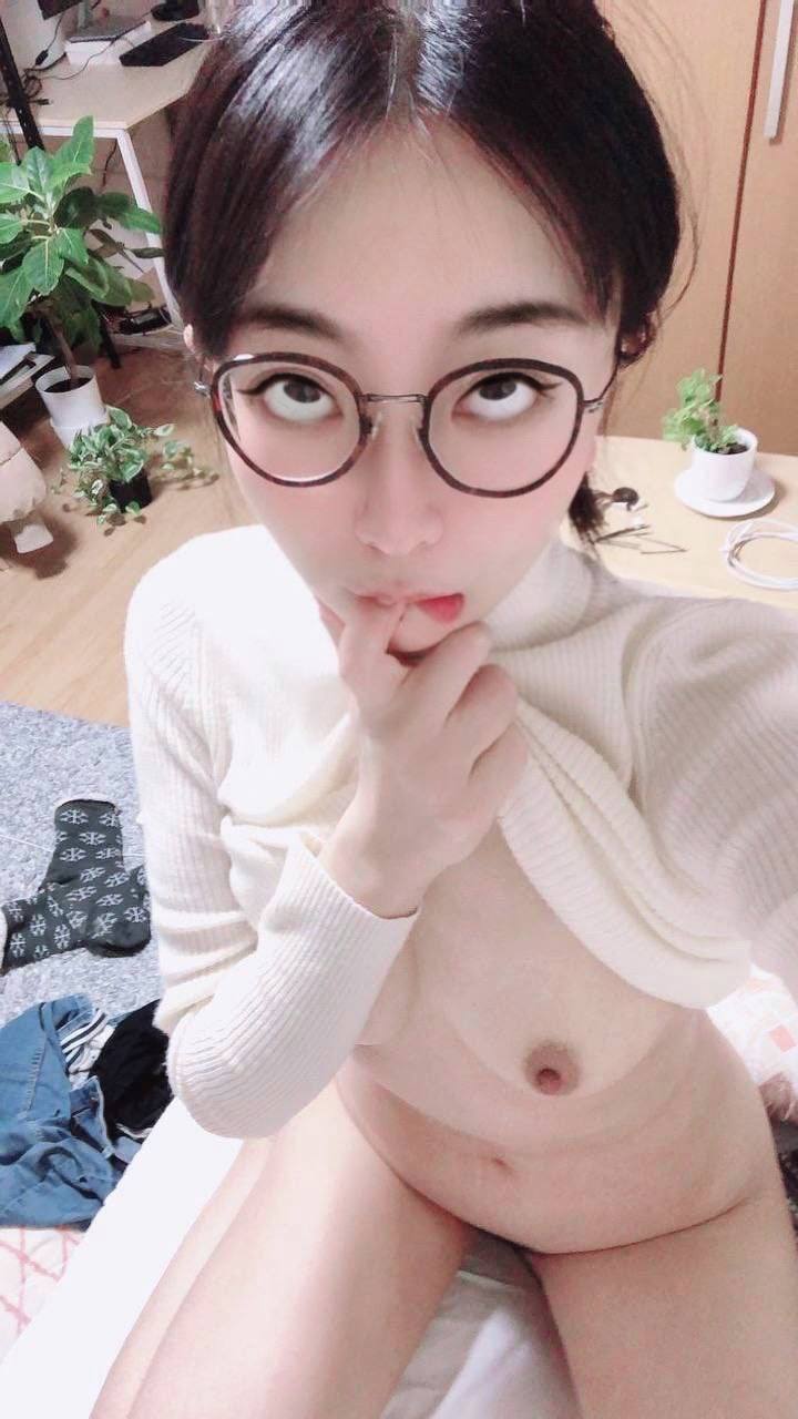 不怕反差婊有文化，就怕反差婊戴眼鏡[118P]