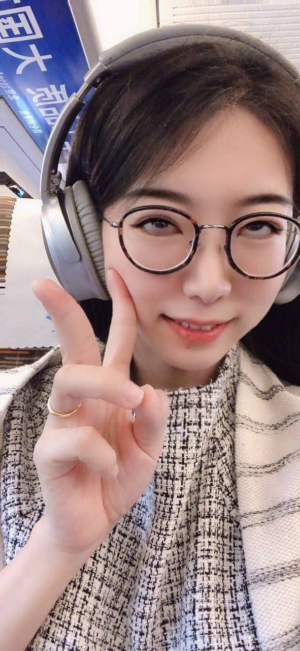 不怕反差婊有文化，就怕反差婊戴眼鏡[118P]