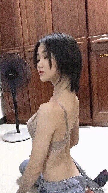 怕反差婊有文化，就怕反差婊戴眼鏡