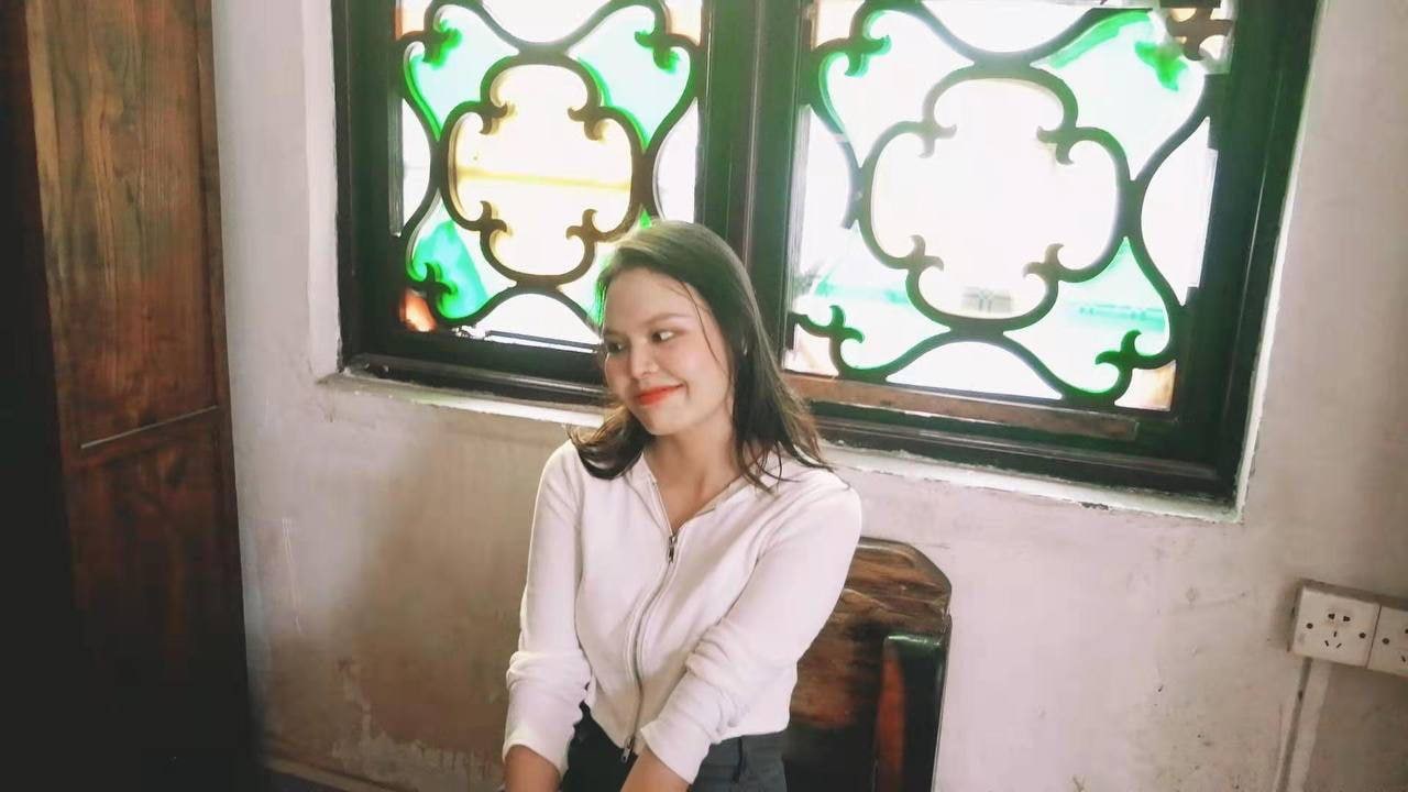怕反差婊有文化，就怕反差婊戴眼鏡