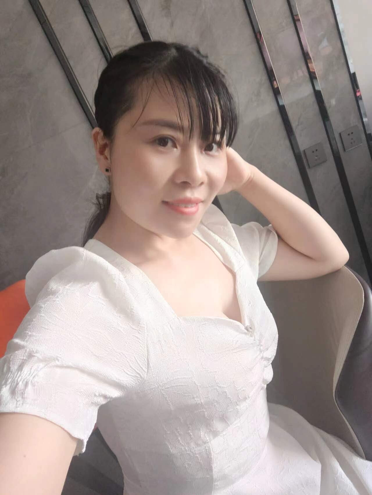 小區(qū)里的少婦[66P]