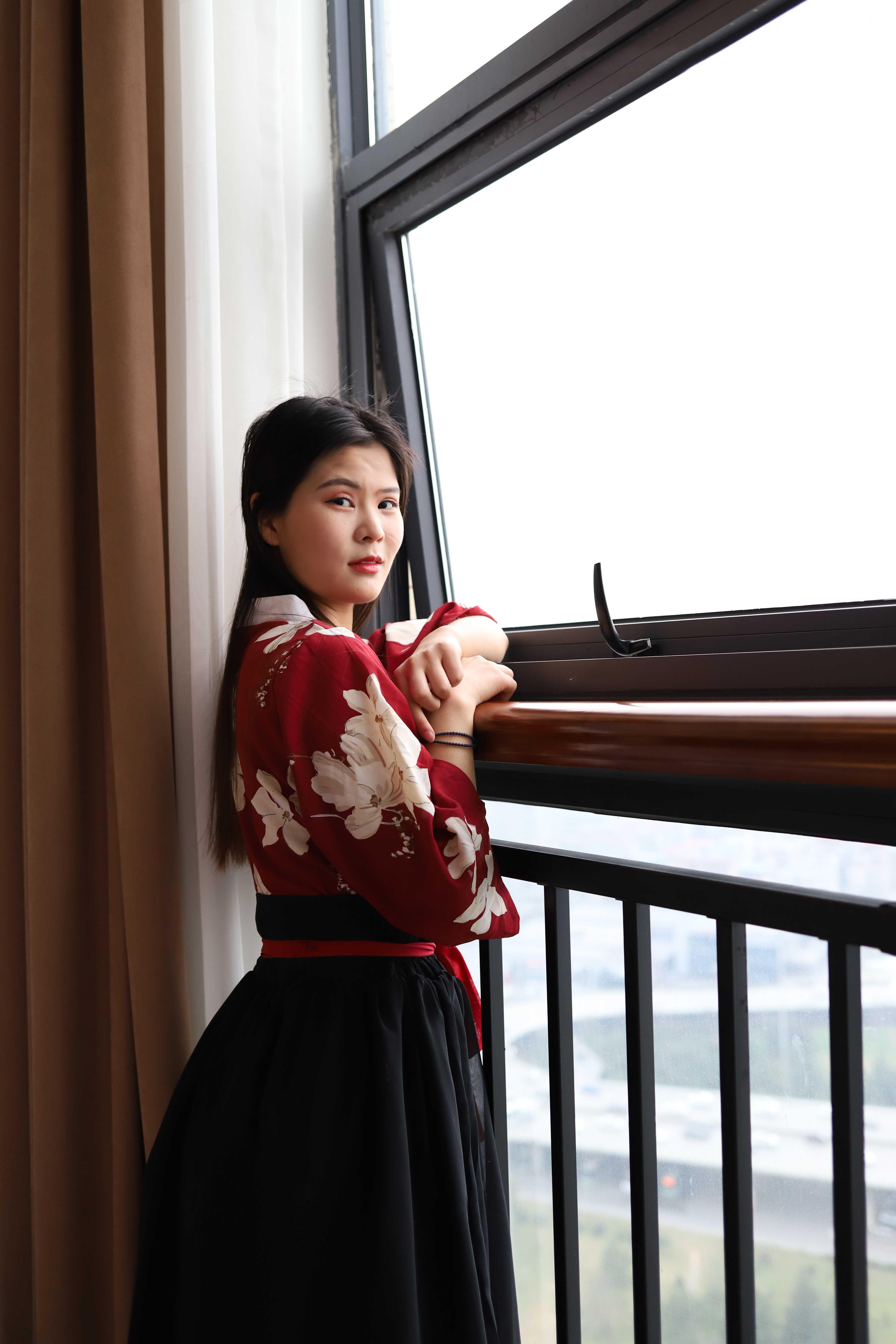 氣質(zhì)小姐姐脫掉衣服漏出奶子