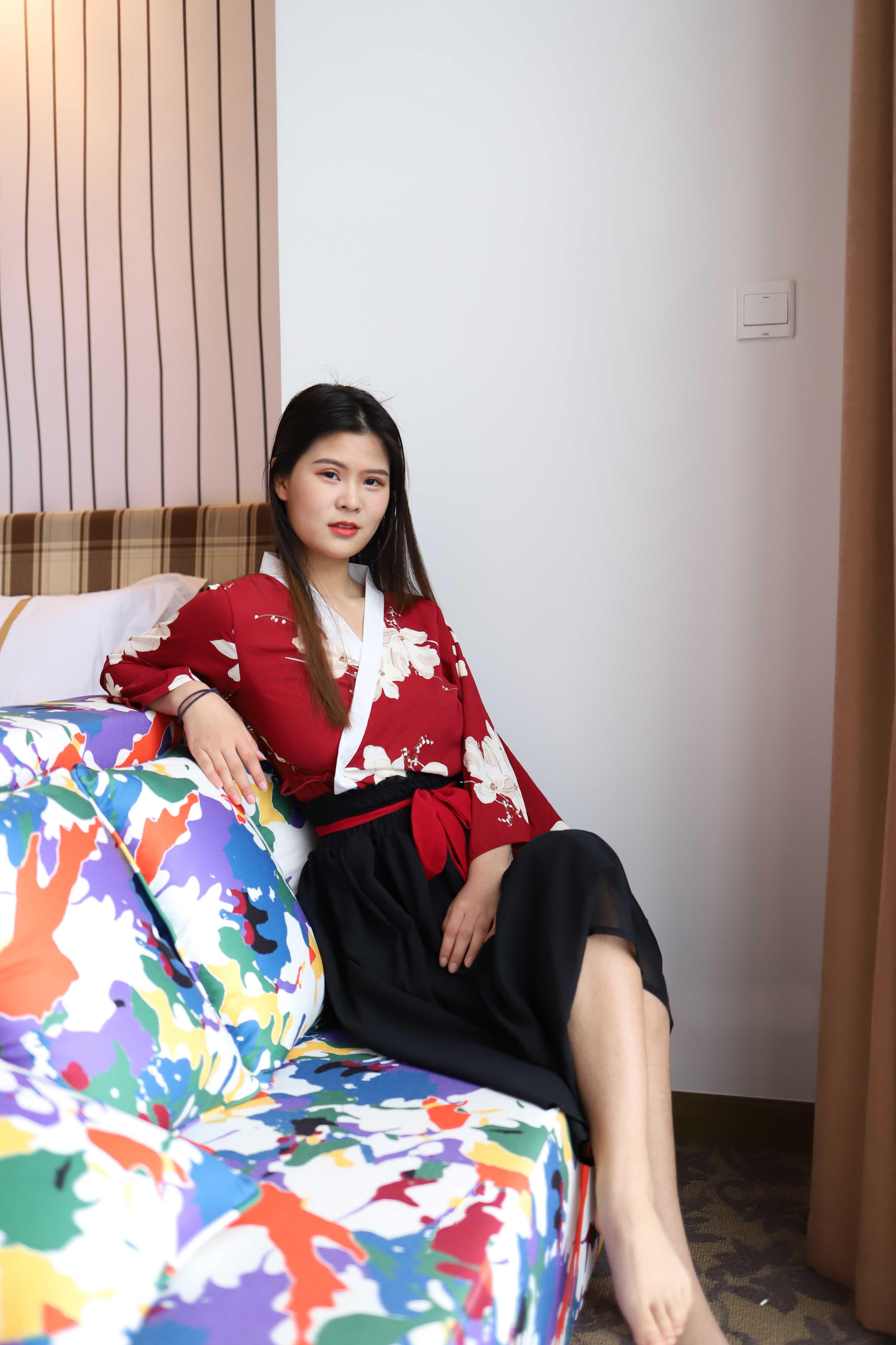 氣質(zhì)小姐姐脫掉衣服漏出奶子