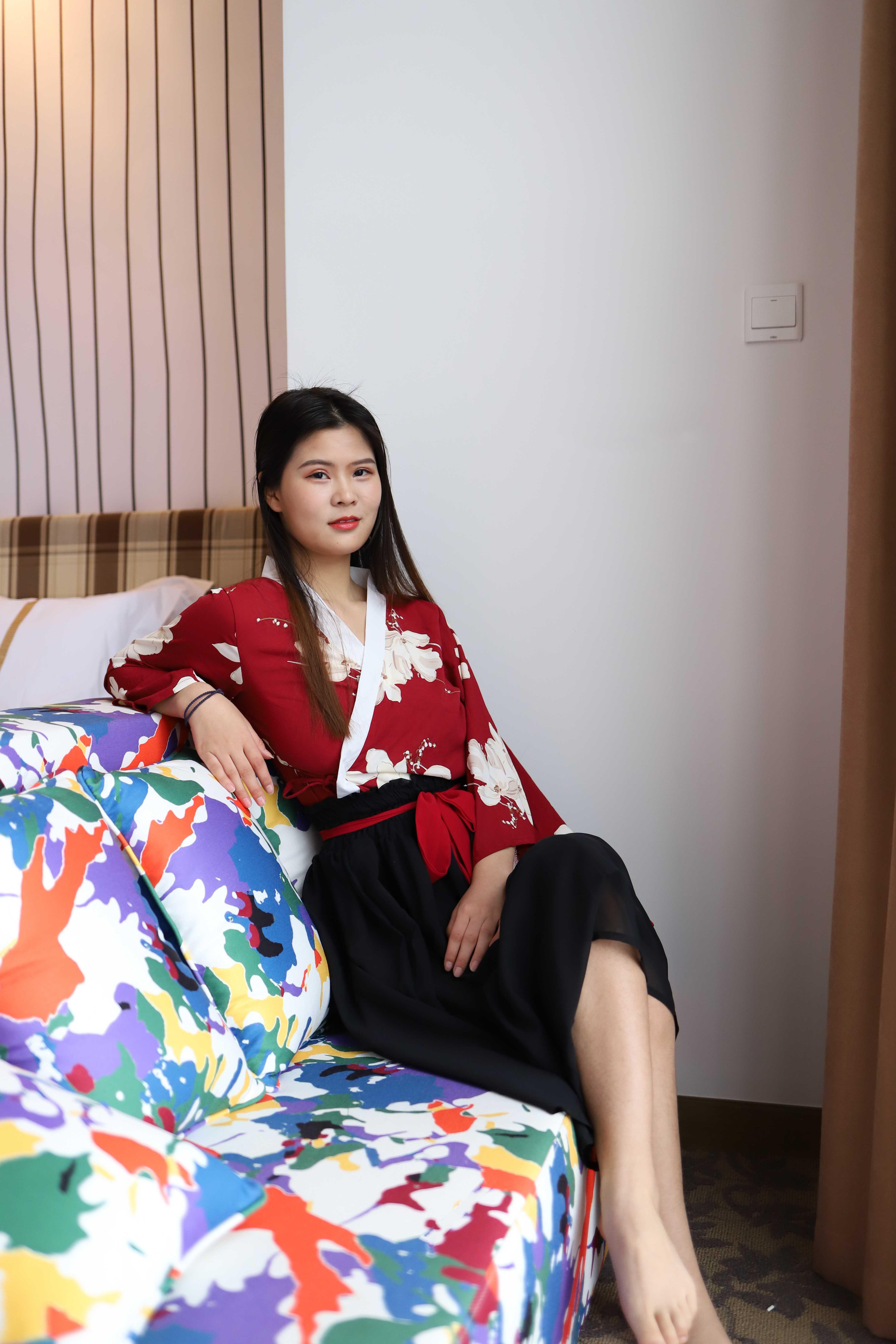 氣質(zhì)小姐姐脫掉衣服漏出奶子