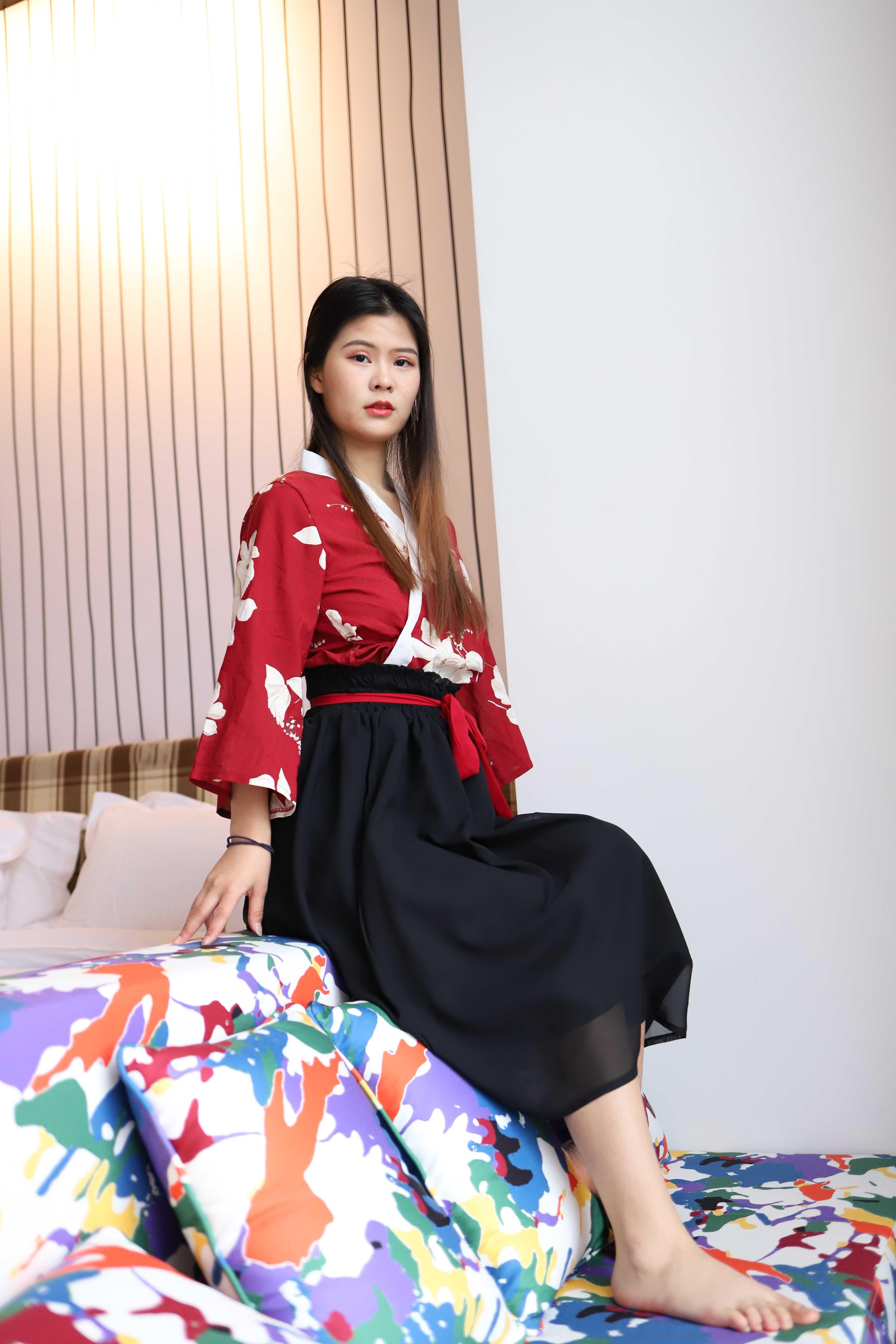 氣質(zhì)小姐姐脫掉衣服漏出奶子