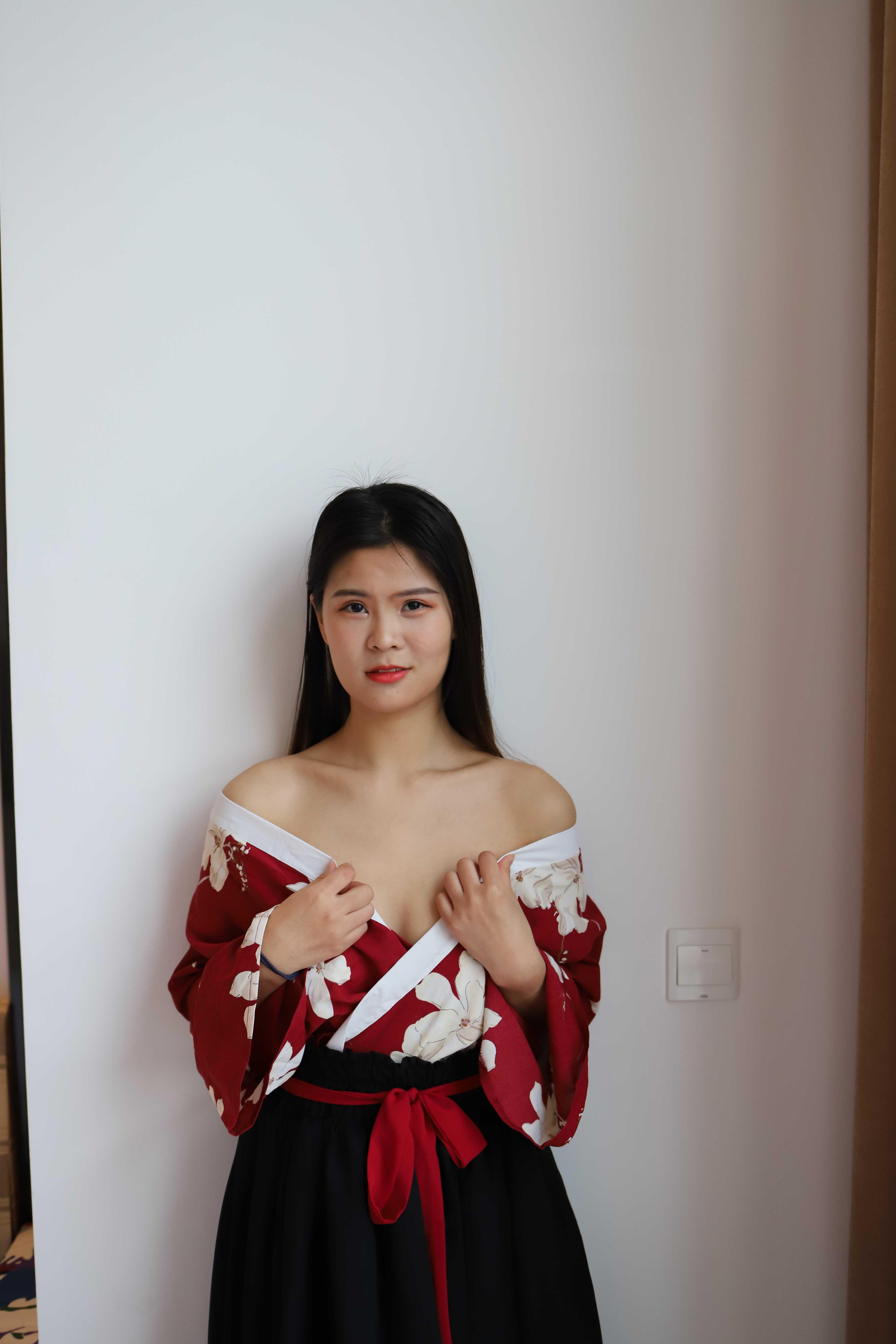 氣質(zhì)小姐姐脫掉衣服漏出奶子
