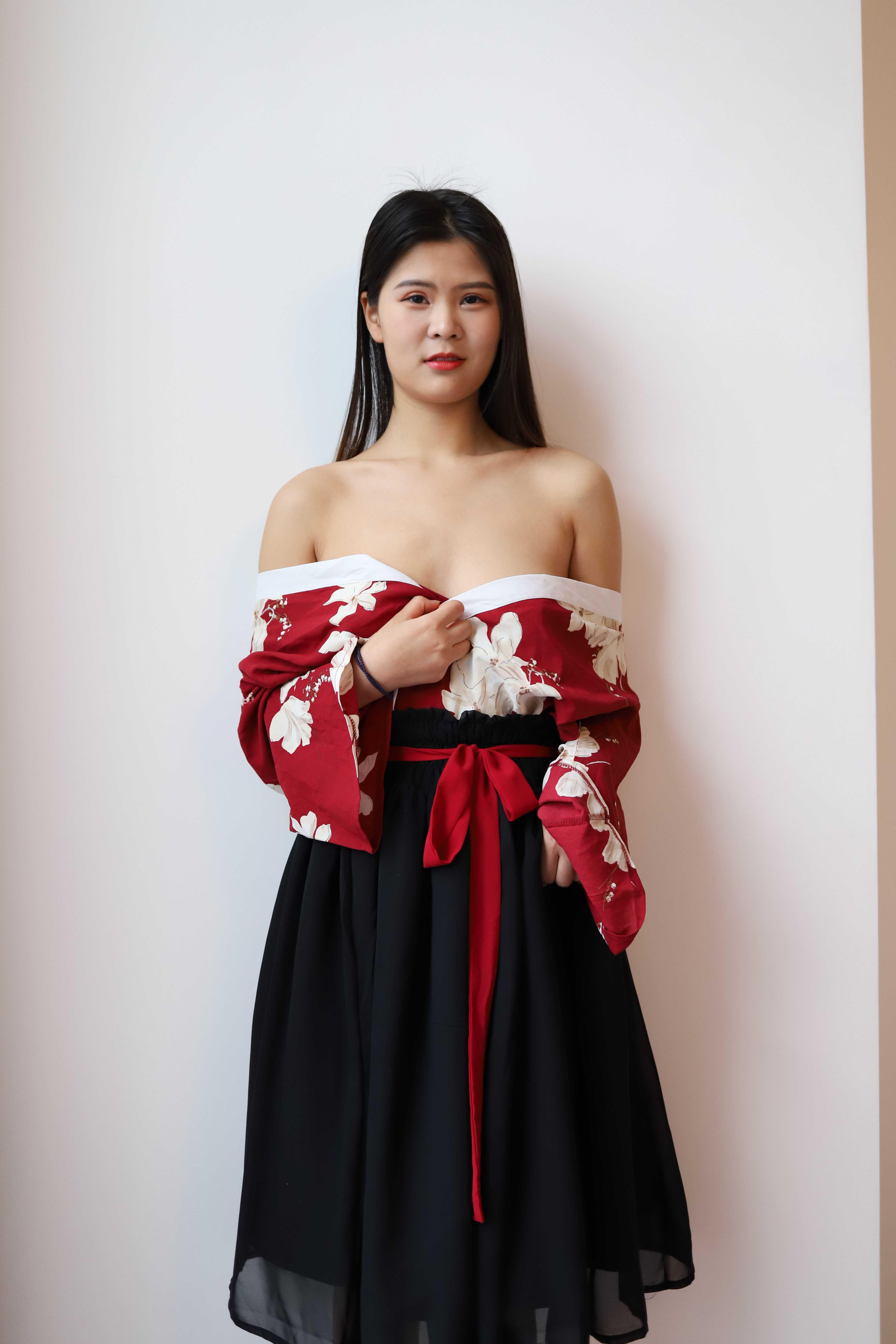 氣質(zhì)小姐姐脫掉衣服漏出奶子