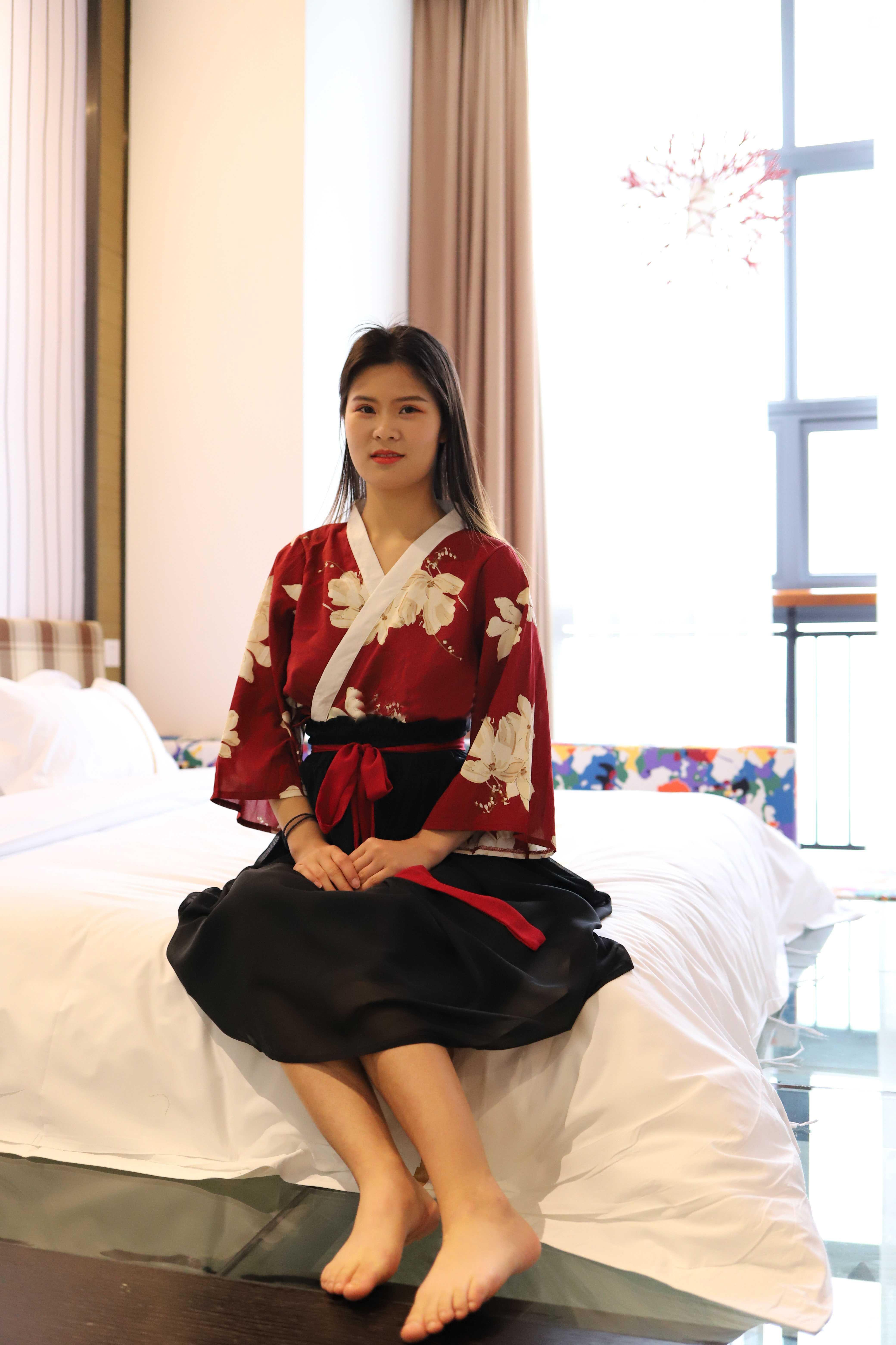 氣質(zhì)小姐姐脫掉衣服漏出奶子