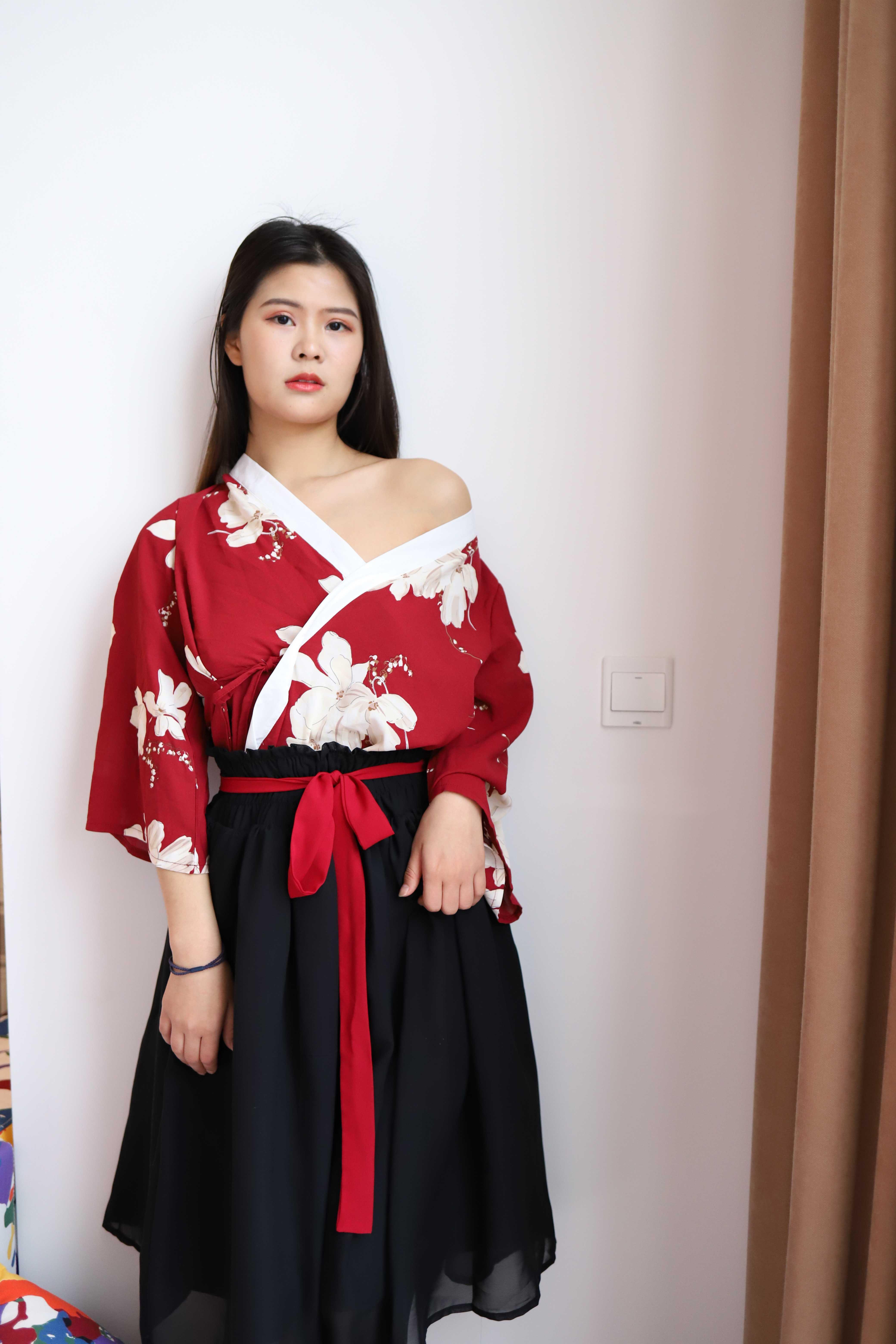 氣質(zhì)小姐姐脫掉衣服漏出奶子