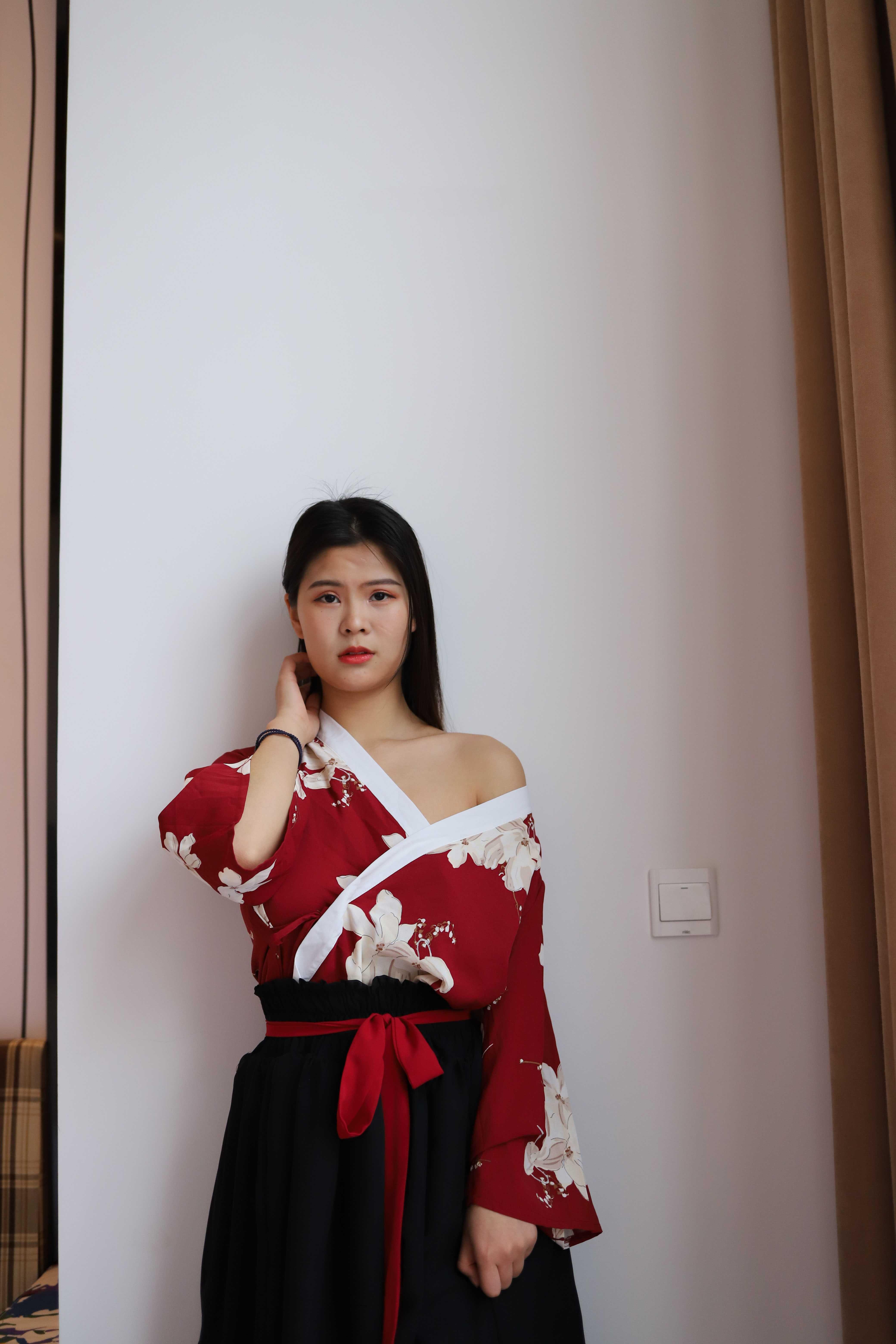 氣質(zhì)小姐姐脫掉衣服漏出奶子