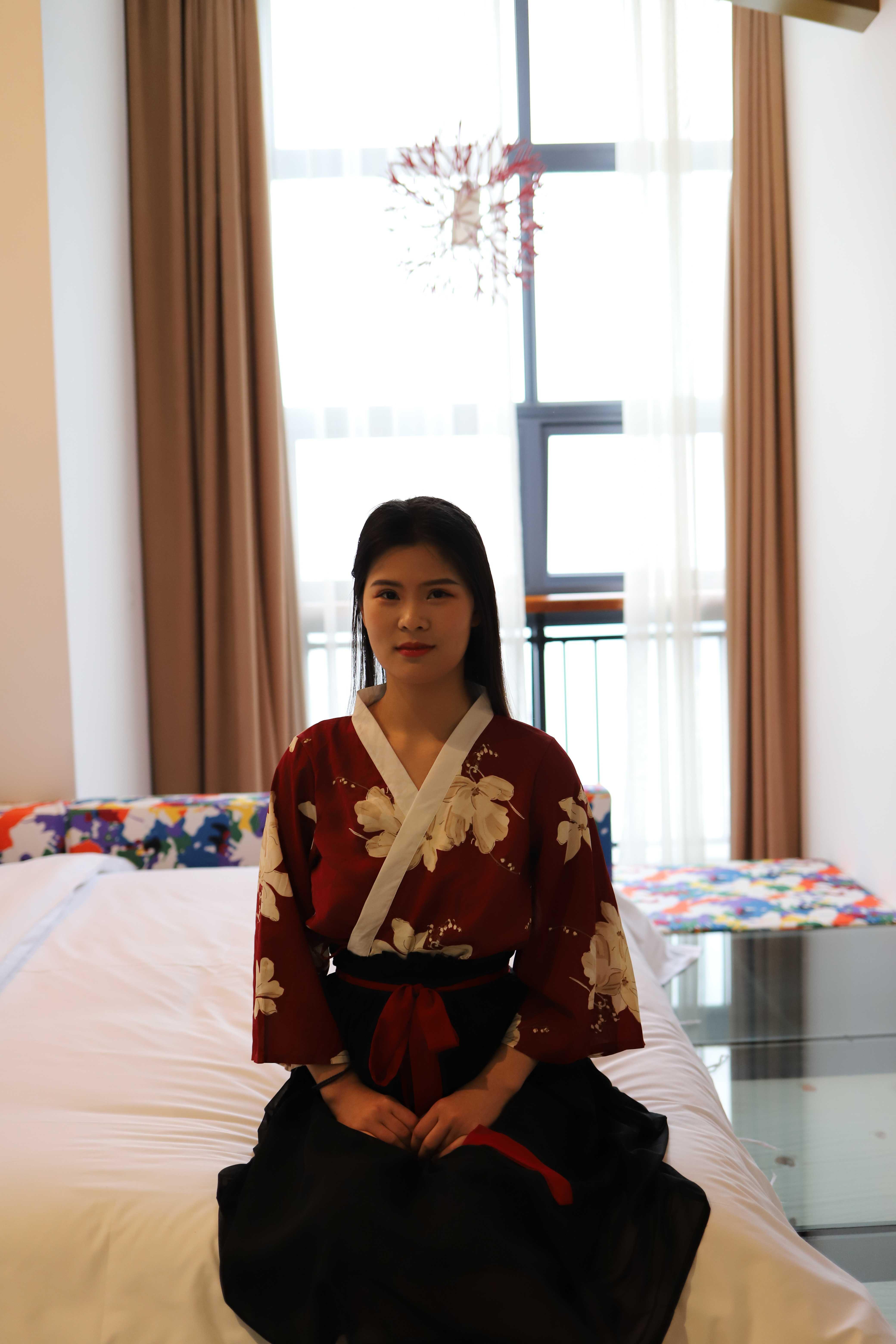 氣質(zhì)小姐姐脫掉衣服漏出奶子