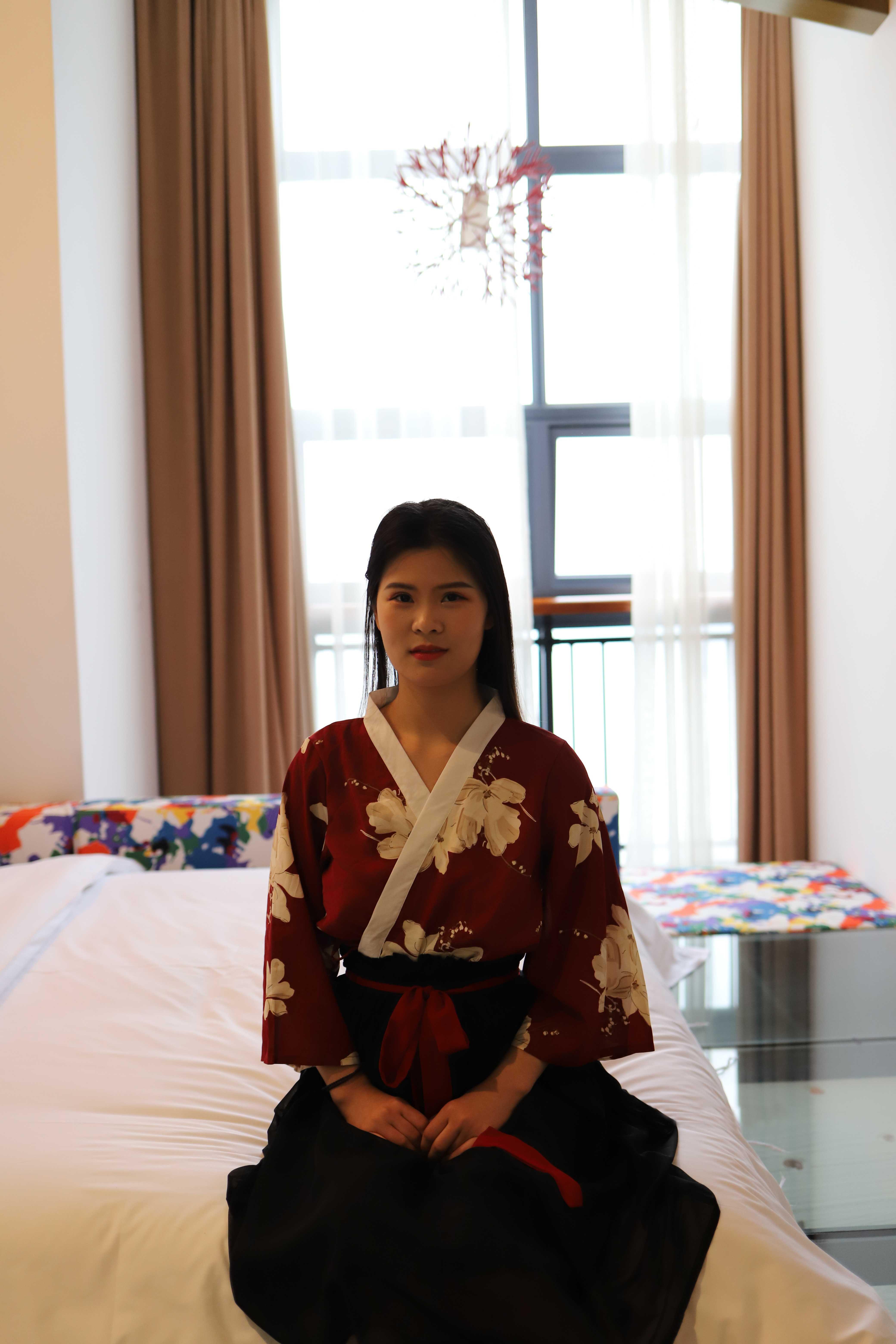 氣質(zhì)小姐姐脫掉衣服漏出奶子
